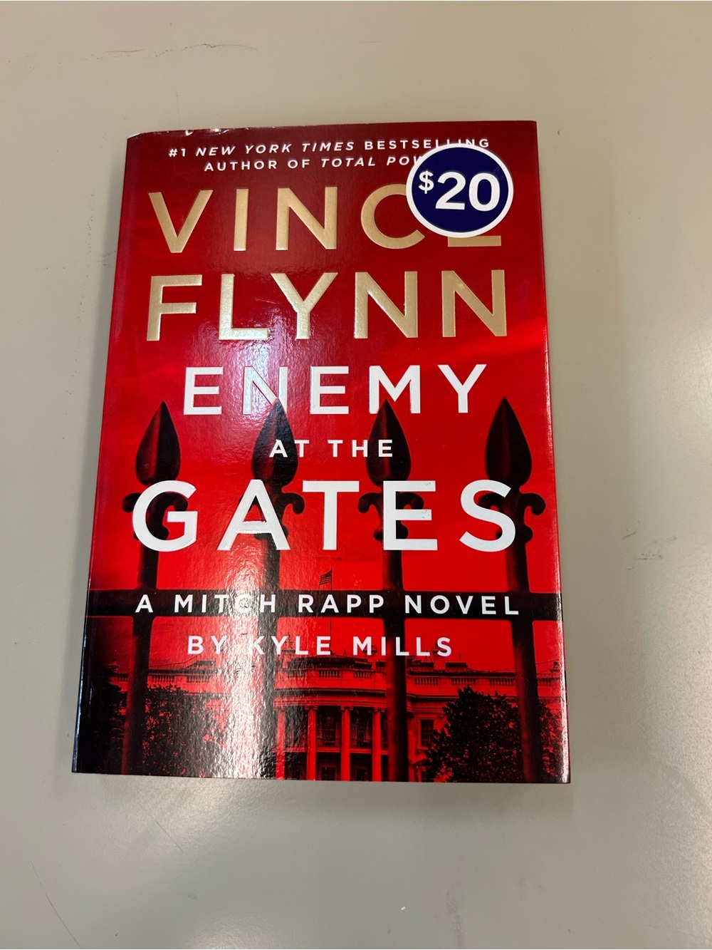 Vince Flynn - Enemy at the Gates (Red Paperback)